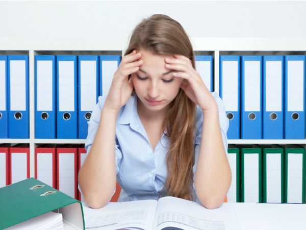 chica estudiando biblioteca