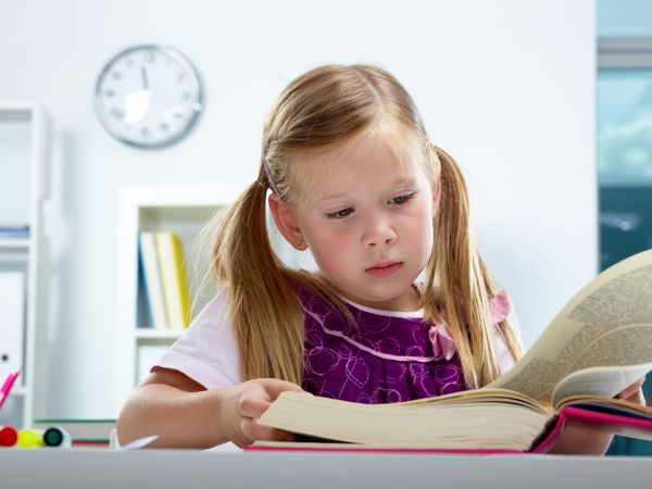 niña pequeña estudiando. Tecnicas de lectura